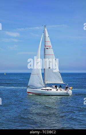 Due marinai anziani in barca a vela / Barca a vela in mare Foto Stock