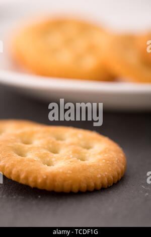 Pila di round crackers Foto Stock