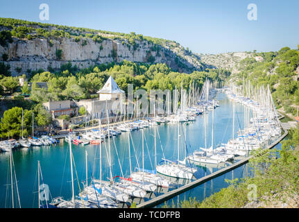 Acque turchesi del porto di Calanque Miou, vicino a Cassis, Marsiglia, Francia. Foto Stock