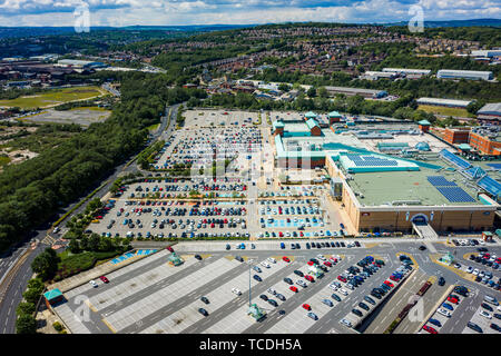 Immagine aerea di Meadowhall, uno dei più grandi centri commerciali nel Regno Unito. Adottate nel giugno 2019 durante una calda giornata quando il parcheggio è quasi piena. Foto Stock