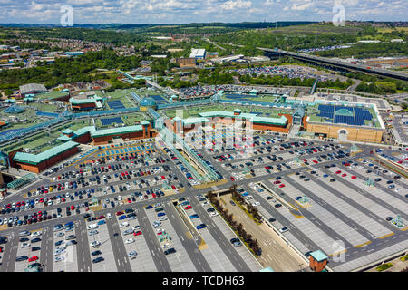 Immagine aerea di Meadowhall, uno dei più grandi centri commerciali nel Regno Unito. Adottate nel giugno 2019 durante una calda giornata quando il parcheggio è quasi piena. Foto Stock