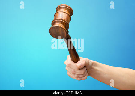 Someones mano azienda diritto in legno martello Foto Stock