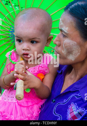 I partecipanti in un villaggio locale festival in un villaggio vicino a Bagan Myanmar Foto Stock