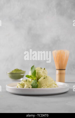 Verde matcha gelato e menta su tabella grigia. Orientamento verticale. Close up. Foto Stock