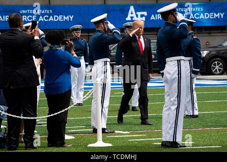 U.S presidente Donald Trump saluta come egli arriva per le cerimonie di laurea presso l'U.S. Air Force Academy Falcon Stadium Maggio 30, 2019 in Colorado Springs, Colorado. Foto Stock