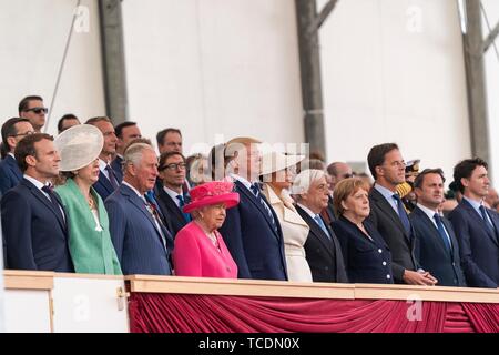 U.S presidente Donald Trump stand con i leader europei nel corso di un evento che segna il settantacinquesimo anniversario del D-Day Giugno 5, 2019 in Portsmouth, Inghilterra. In piedi da sinistra a destra sono: il presidente francese Emmanuel Macron, Primo Ministro britannico Theresa Maggio, il Principe Carlo, la Regina Elisabetta II, U.S. Presidente Donald Trump, First Lady Melania Trump, presidente Greco Prokopis Pavlopoulos, il Cancelliere tedesco Angela Merkel e il Primo Ministro olandese Mark Rutte, Primo Ministro lussemburghese Xavier Bettel e il primo ministro canadese Justin Trudeau. Foto Stock