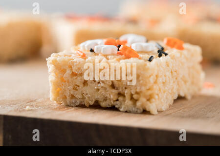 Halloween spruzza il riso piatto gustoso e croccante Foto Stock