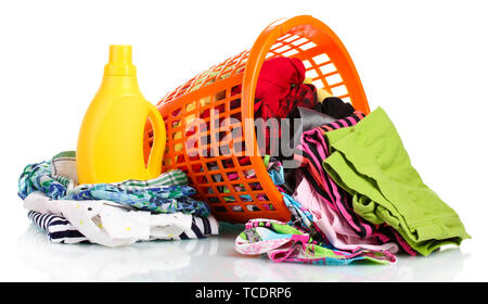 Vestiti con detergente e in verde cesto in plastica è sceso isolato su bianco Foto Stock