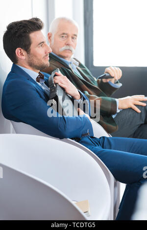 Imprenditore disperato in sala di attesa Foto Stock