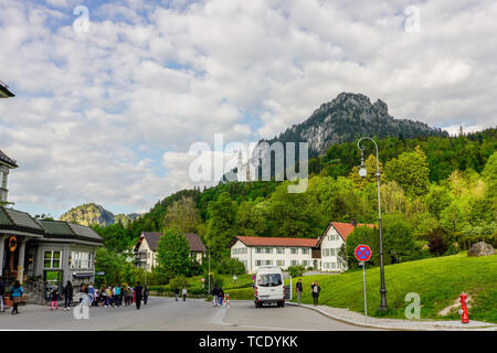 Favoloso Castello di Neuschwanstein in bavarese del paesaggio alpino della Germania. Foto Stock