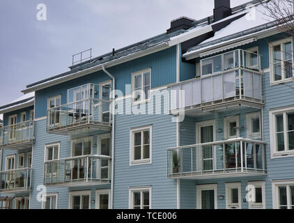 Moderne tradizionali case di legno con balconi, Norrtälje, contea di Stoccolma, Svezia e Scandinavia Foto Stock