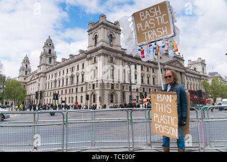 LONDON, Regno Unito - 13 Aprile 2019: Protestor detiene il divieto immondizia di plastica banner in segno di protesta Foto Stock