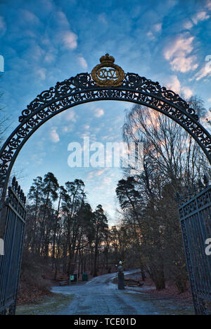 Decorativi in ferro battuto cancelli di ingresso al parco Haga Hagaparken in inverno, Solna, Stoccolma, Svezia e Scandinavia Foto Stock