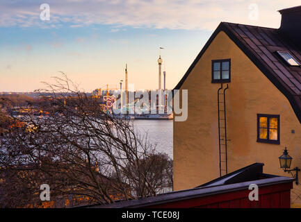 Scala fino lato della casa con Grona Lund parco divertimenti in background, preso da Anna Lindhagen Park, Stigberget, Sodermalm, Stoccolma, Svezia Foto Stock