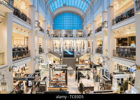 Saint Petersburg, Russia - 16 Maggio 2019 - interni di DLT, uno dei più antichi centri commerciali per lo shopping in città Foto Stock