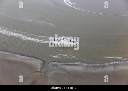 Dutch ferry boat al mare di Wadden la navigazione tra barene Foto Stock