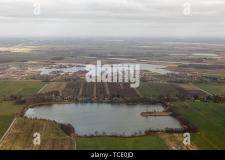 Vista lago olandese con sito in costruzione zona residenziale città di Groninga Foto Stock