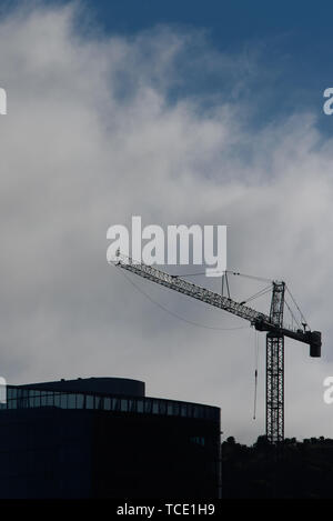Grande gru la costruzione di un edificio il cielo blu e nuvole bianche Foto Stock