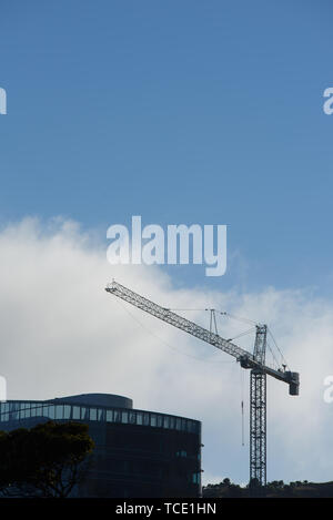 Grande gru la costruzione di un edificio il cielo blu e nuvole bianche Foto Stock