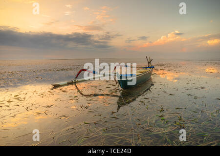 Jukung tradizionale barca ancorata sulla spiaggia Sanur, Bali, Indonesia Foto Stock