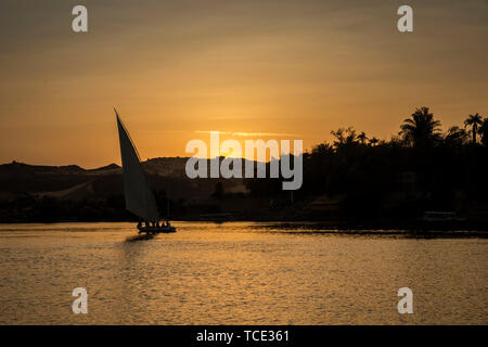 Silhouette di una Traversata in Felucca sul Nilo al tramonto, Aswan, Egitto Foto Stock