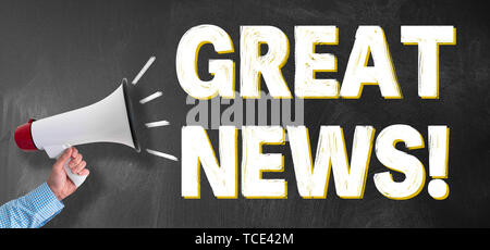 La mano di imprenditore tenendo megafono o bullhorn contro la lavagna con testo grande novità Foto Stock