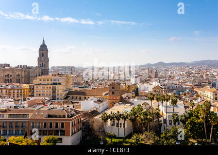 Panoramica vista aerea di Malaga in una bella giornata estiva, Costa del Sol Spagna Foto Stock