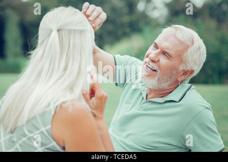 Si sono così bella. Allegro uomo felice guardando la sua moglie mentre ammirate la sua bellezza Foto Stock
