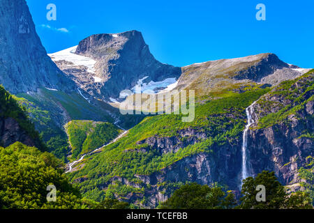 Percorso di Briksdal o ghiacciaio Briksdalsbreen in Olden, Norvegia con il verde delle montagne, neve e cascata Foto Stock