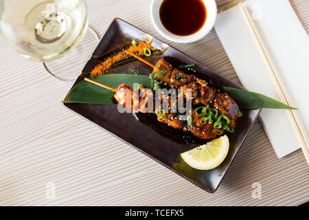 Ben servita japanise pasto in stile con yakitori souse di soia Foto Stock