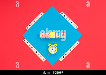 Parola IELTS e parole, lettura, ascolto, scrittura, conversazione e allarme sul colore di sfondo. USA L'esame. Parlando in lingua inglese concetto, Foto Stock
