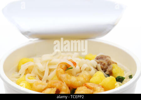 Tagliatelle istante in tazza isolata su sfondo bianco Foto Stock