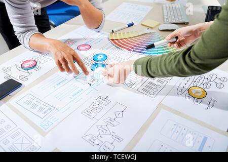 UX designer scelta di icone per le applicazioni mobili e a discutere di wireframe Foto Stock