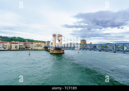 Vista della sospensione Sainte-Columbe ponte sul fiume Rodano, in Vienne, Isere department, Francia Foto Stock