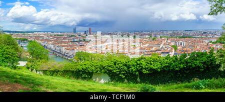 Panorama del fiume Saone e il centro della città, visto dall'Abbe Larue giardini, a Lione, Francia Foto Stock