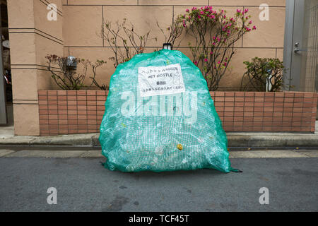 Le bottiglie in PET pronto per il riciclaggio a Tokyo in Giappone. Foto Stock