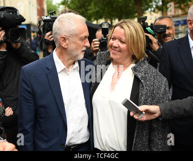 Leader del partito laburista Jeremy Corbyn celebra con il neo eletto il lavoro MP Lisa Forbes a Piazza del Duomo, Peterborough dopo la sua vittoria in Peterborough da-elezione. Foto Stock