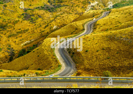 Il paesaggio delle alture del Golan, strada di avvolgimento 98 e il fiume Yarmouk Valley, vicino al confine tra Israele e Giordania Foto Stock