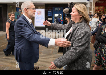 Leader del partito laburista Jeremy Corbyn celebra con il neo eletto il lavoro MP Lisa Forbes a Piazza del Duomo, Peterborough dopo la sua vittoria in Peterborough da-elezione. Foto Stock