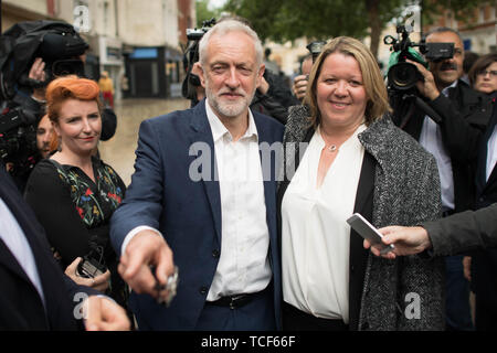 Leader del partito laburista Jeremy Corbyn celebra con il neo eletto il lavoro MP Lisa Forbes a Piazza del Duomo, Peterborough dopo la sua vittoria in Peterborough da-elezione. Foto Stock