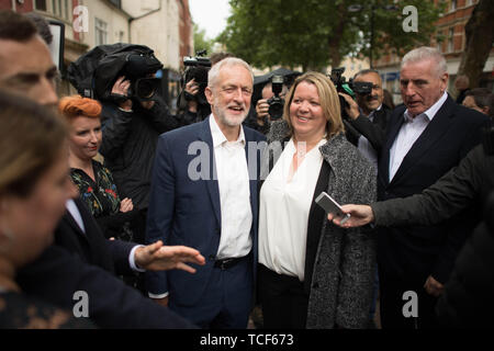 Leader del partito laburista Jeremy Corbyn celebra con il neo eletto il lavoro MP Lisa Forbes a Piazza del Duomo, Peterborough dopo la sua vittoria in Peterborough da-elezione. Foto Stock