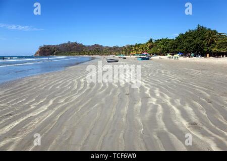 Spiaggia di sabbia a Samara, Playa Samara, Nicoya peninsula, provincia di Guanacaste, Costa Rica, America Centrale Foto Stock