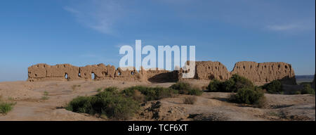 Mura interne della fortezza di Qizil Qala o Kyzyl Kala, anche Qyzyl Qala ("fortezza rossa") che risale al IV secolo d.C. con aggiunte successive nel XII secolo che era una linea di fortificazioni di Khorezm create per proteggere gli antichi confini nord-orientali di Khoresm situati sulla pianura pianeggiante appena a sud dei monti Sultan Uvays Dag nella Repubblica autonoma del Karakalpakstan Uzbekistan Foto Stock