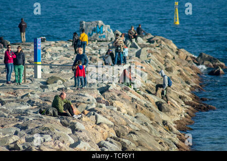 Barcellona, Spagna - 23 Febbraio 2019 : Persone godendo una giornata di sole sulla parete del mare a Platja de Llevant in Barcellona. Foto Stock