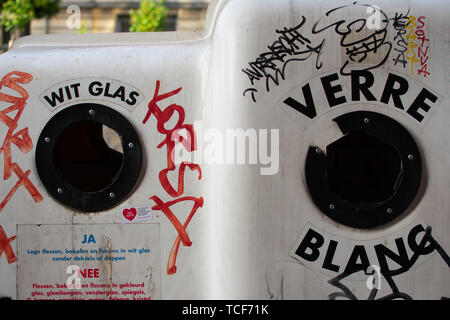 Graffiti sul vetro bianco di smaltimento e raccoglitori. Foto Stock