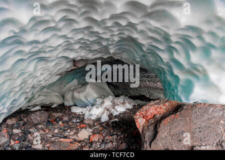 L'entrata di una caverna di ghiaccio del ghiacciaio, quattro grandi grotte di ghiaccio, Okanogan-Wenatchee Foresta Nazionale, Washington, USA, America del Nord Foto Stock