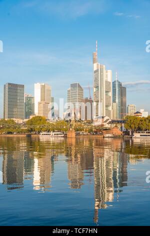 Passerella di ferro sui principali, skyline, grattacieli nel distretto bancario nella luce del mattino, Frankfurt am Main, Hesse, Germania, Europa Foto Stock