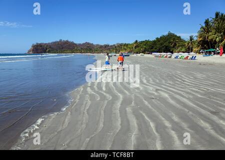 Spiaggia di sabbia a Samara, Playa Samara, Nicoya peninsula, provincia di Guanacaste, Costa Rica, America Centrale Foto Stock