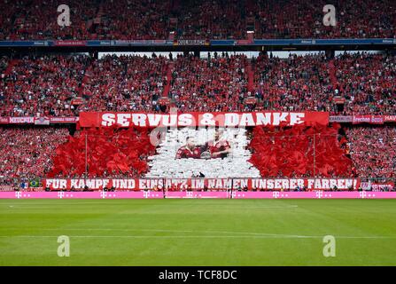 Coreografia della ventola per l'addio di Franck Ribery e Arjen Robben, FC Bayern Monaco, stadio Allianz Arena di Monaco di Baviera, Germania, Europa Foto Stock