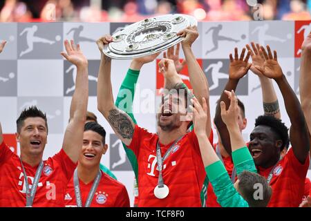 Javi Javier Martinez FC Bayern Monaco, Jubel mit Meisterschale, Trophäe, Meisterfeier 2019, FC Bayern Monaco è per la ventinovesima volta campione tedesco di t Foto Stock